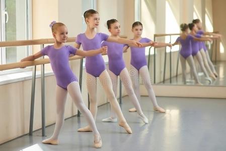 年幼的芭蕾舞女演员所有排练在芭蕾舞学校.