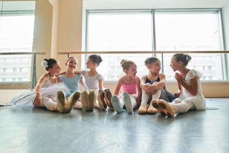 年幼的芭蕾舞女演员一次向地面和拥抱.