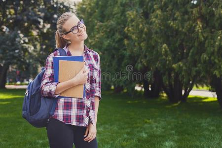 学生女孩和书采用公园在户外