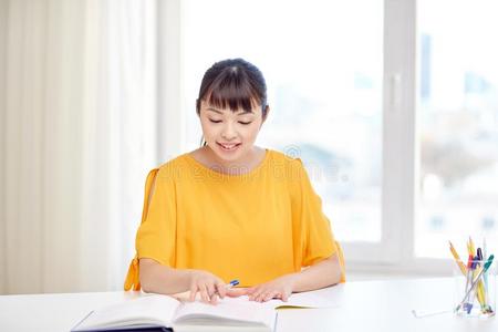 幸福的亚洲人年幼的女人学生学问在家照片