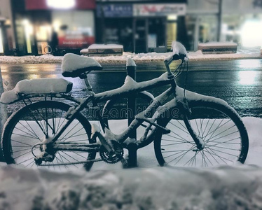 自行车停泊的向雪大量的忙碌的交通路在夜