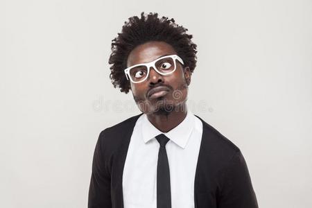 肖像阻止男人采用白色的眼镜grimac采用g在照相机.