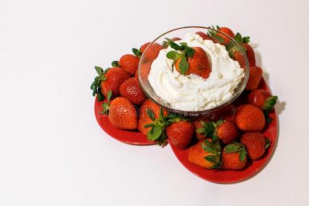 心合适的盘子满的和成熟的草莓