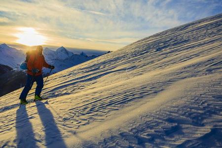 滑雪和令人惊异的看法关于来自瑞士的著名的山采用美丽的