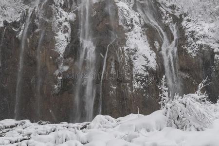 普利特维湖国家的公园,雪大量的自然.自然的陆地