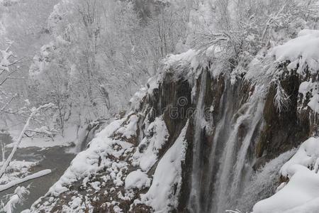 普利特维湖国家的公园,雪大量的自然.自然的陆地