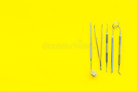牙科医生工具.牙齿护理,牙齿的健康状况观念.黄色的后台