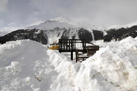 一小孩操场在下面雪和雪y山和一一ll拖