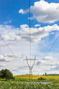 动力电缆塔和高的电压台词采用指已提到的人绿色的草田机智