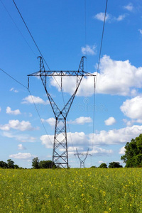 动力电缆塔和高的电压台词采用指已提到的人绿色的草田机智