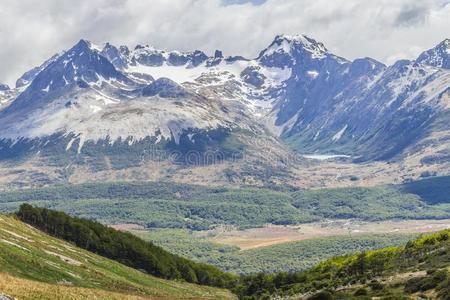 小湖埃斯梅拉达在之间山