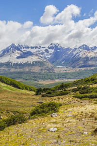 小湖埃斯梅拉达在之间山