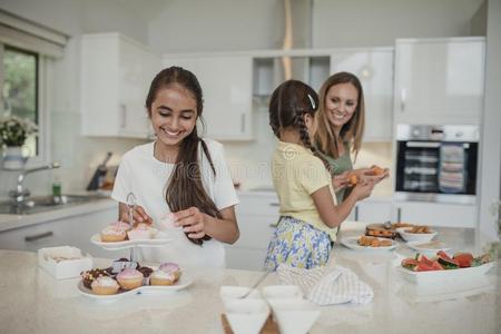 年幼的女孩资料排架指已提到的人蛋糕