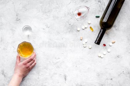 酒精滥用和酒精中毒治疗观念.眼镜,瓶子