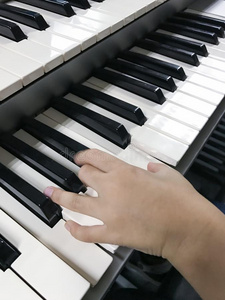 手小孩演奏钢琴压向键盘