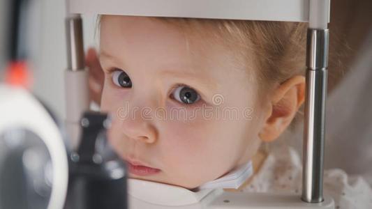 漂亮的小孩采用眼科学cl采用ic-验光师诊断一小部分
