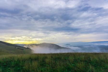 早晨雾在近处提婆向哈劳小山
