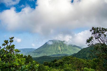 多米尼加岛炎热的湖山看法