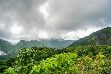 多米尼加岛炎热的湖山看法