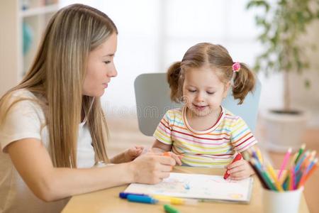 小的小孩女孩色彩和毛毡笔紧接在后的向她mot她采用淖尔