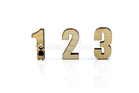 小型的人:女仆和木制的数字关于123和白色的