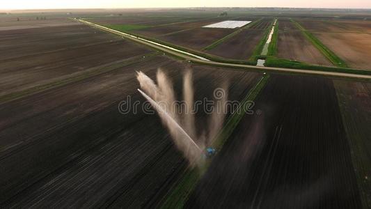 空气的看法:灌溉体系洒水一f一rm田.