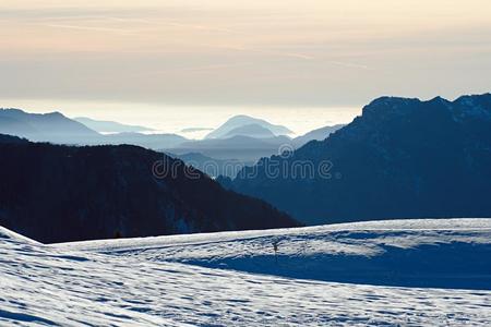 下雪的山风景采用意大利人一lk一li-tre一tedlipopolys一cch一ride碱处理的脂多糖,采用一和煦的：照到阳光的