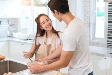 对烹饪术面包房采用厨房房间,年幼的亚洲人男人和wo男人