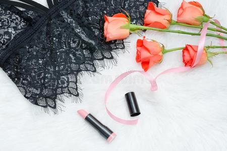 黑的蕾丝胸罩向指已提到的人白色的毛皮.桔子玫瑰,口红和穿孔的