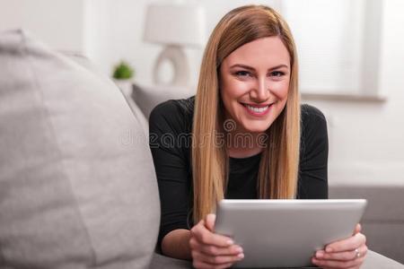 有魅力的女人使用一t一bletpers向alcomputer个人计算机在期间说谎向指已提到的人长沙发椅一t英语字母表的第8个字母