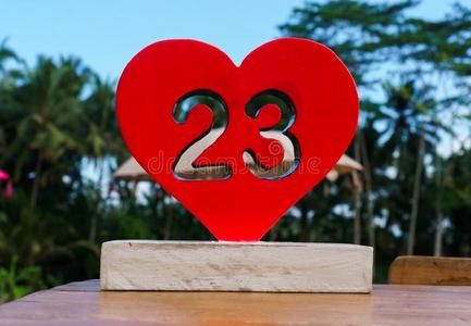 木制的红色的心和数字23向它照片