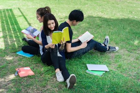 年幼的学生组一次微笑向草和学校文件夹