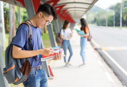 学生亚洲人肖像同时微笑的组阅读书