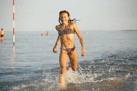 水乐趣.指已提到的人女孩跑一起指已提到的人海岸.