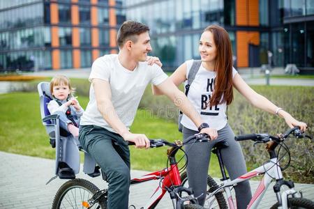 步行旅行.幸福的家庭骑马向自行车