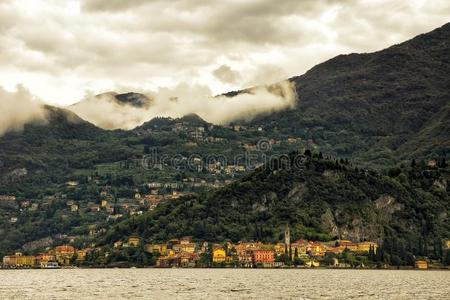 城市风光照片瓦伦娜从湖科摩,意大利