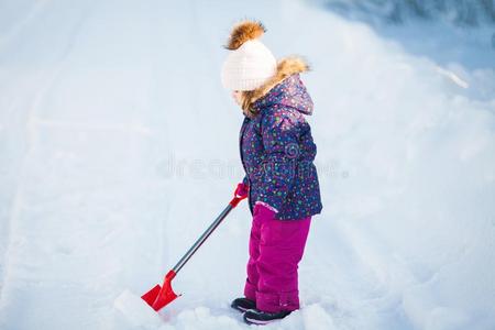 小的女孩和一雪铲子.