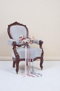花束关于新鲜的夏花向酿酒的扶手椅