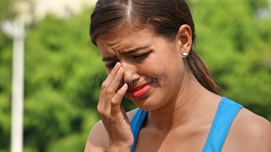 含泪的女孩含泪的美丽的女孩照片