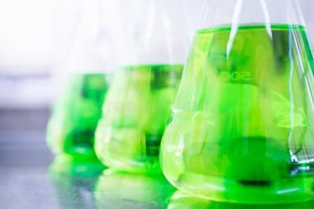 绿色的化学药品采用高脚杯.