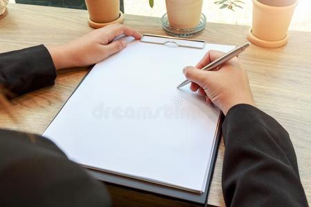 手关于女人文字空白的纸向木制的书桌.