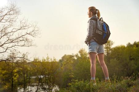 远足者女人拿一休息在的时候夏考察.女孩是（be的三单形式看