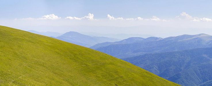 全景画关于绿色的小山采用夏mounta采用s