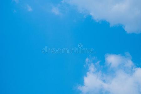 蓝色天和云为背景