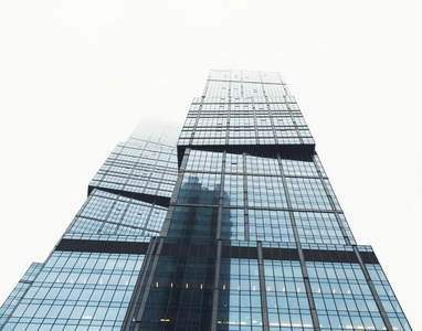 玻璃正面关于现代的摩天大楼在商业地区
