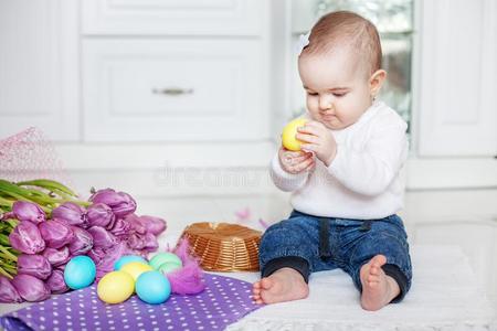 婴儿坐采用指已提到的人厨房.女孩play采用g复活节卵.观念int.哈