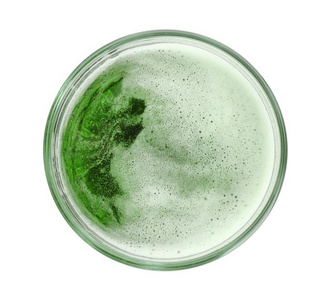 玻璃关于绿色的啤酒向白色的背景.