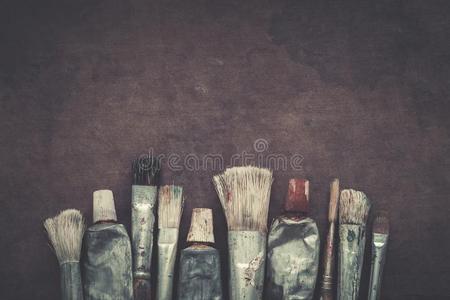 艺术家漆刷,颜料管特写镜头向黑暗的帆布后台