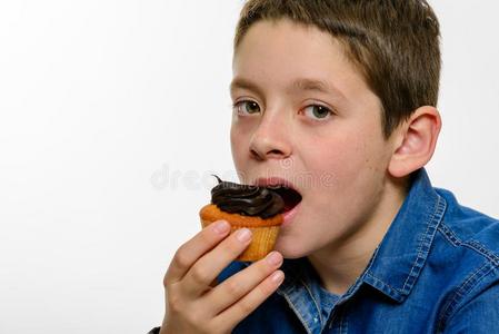 贪吃的男孩和松饼图片