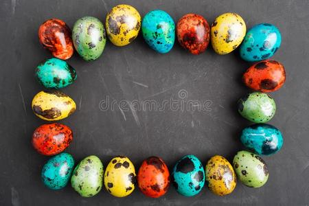 框架关于富有色彩的鹌鹑卵为复活节